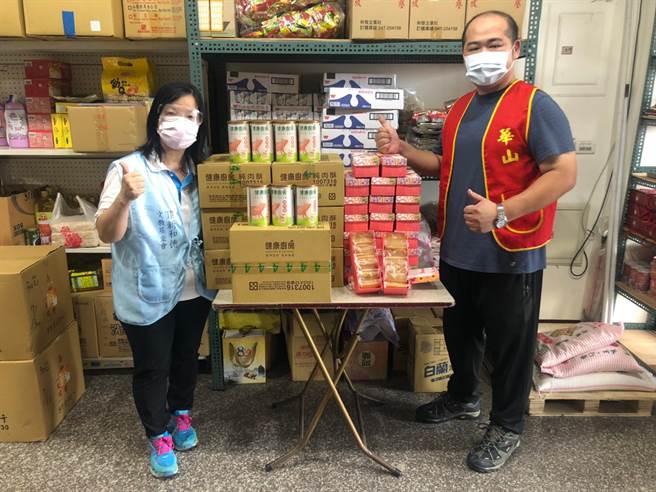顶新和德文教基金会特别在端午节前夕，送出补给品到华山基金会永靖爱心天使站，让独居长辈补充营养。