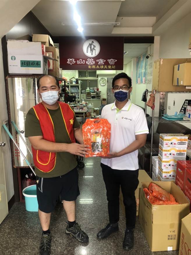 顶新和德文教基金会特别在端午节前夕，送出补给品到华山基金会永靖爱心天使站，让独居长辈补充营养。