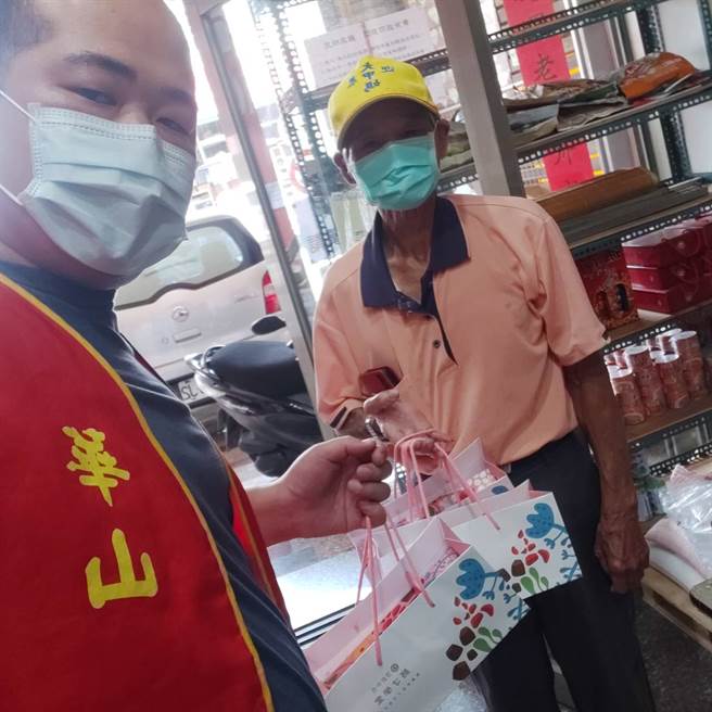 顶新和德文教基金会特别在端午节前夕，送出补给品到华山基金会永靖爱心天使站，让独居长辈补充营养。