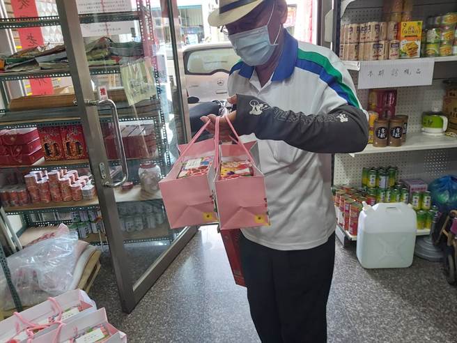 天使站服务的对象是65岁以上失能、失智、失依的老人，其中也包含百岁人瑞，近期受到疫情影响物资及捐款锐减，感谢顶新和德文教基金会持续关心独居长辈，提供端午节关怀物资和礼品。