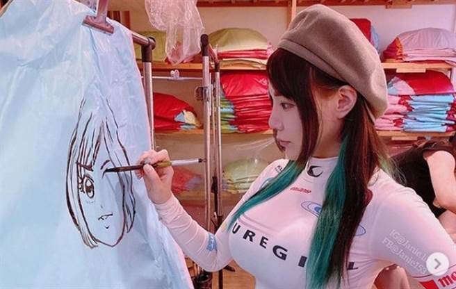 插画家美女泥泥有才艺又有身材。（图／IG@ janie.lin）