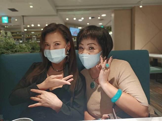 廖丽君（左）、易淑宽私下是好姊妹。（万鸿提供）