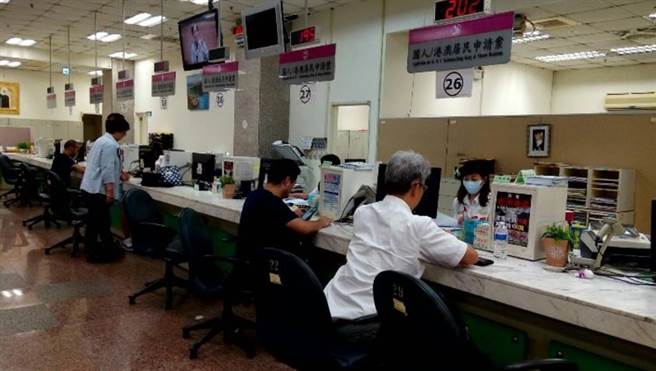 移民署宣布1万6000名外国人不需临柜，直接延长居留期限。（移民署提供）