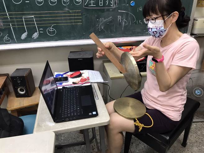 嘉义市国中小学校远距教学，老师线上教学艺课程。（嘉义市政府提供）