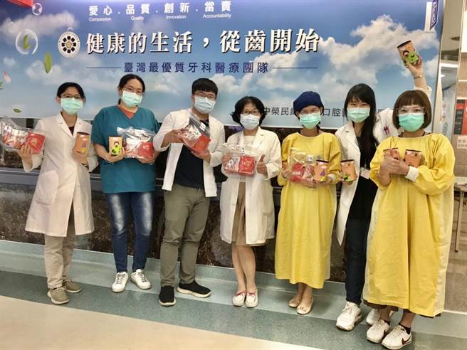 南投县参与「我爱阅读」护照认证的学生，将获得的奖品巧克力，赠送医护人员。（南投县政府提供／廖志晃南投传真）