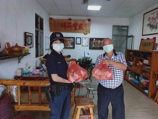 外埔區大東里里長高芳春於端午佳節暨警察節前夕，致贈40顆燒燙燙的粽子及手工饅頭給外埔分駐所。（大甲警分局提供／陳淑娥台中傳真）