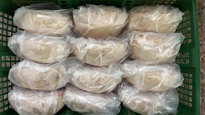 外埔區大東里里長高芳春於端午佳節暨警察節前夕，致贈40顆燒燙燙的粽子及手工饅頭給外埔分駐所。（大甲警分局提供／陳淑娥台中傳真）