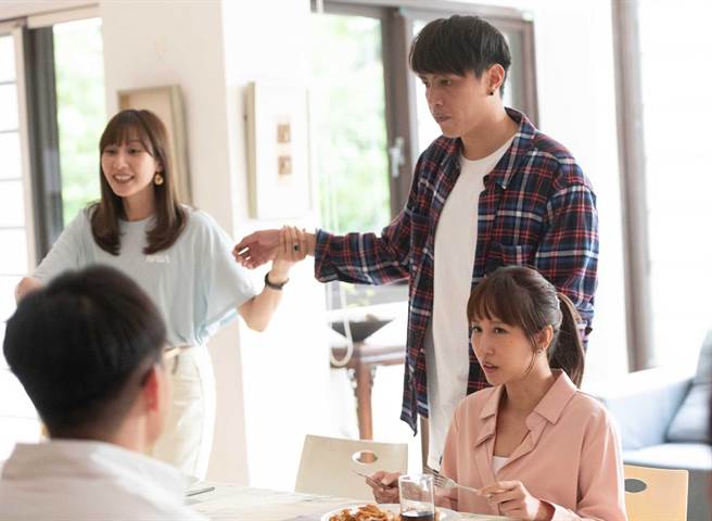 鄭亞見到鯰魚哥興奮衝上前擁抱，引來現任女友潘嘉麗不舒服。（TVBS提供）