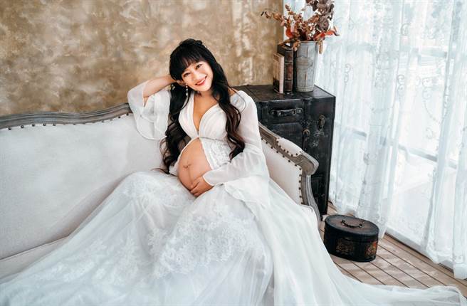 台東肚皮舞老師曾淑羚，圓了生子夢，開心拍下美美的大肚照。（美朵影像／曾淑羚提供／莊哲權台東傳真）