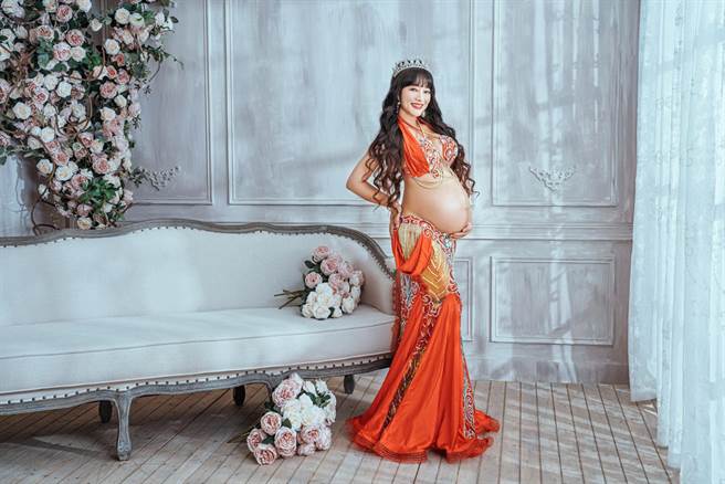 台東肚皮舞老師曾淑羚，圓了生子夢，開心拍下美美的大肚照。（美朵影像／曾淑羚提供／莊哲權台東傳真）