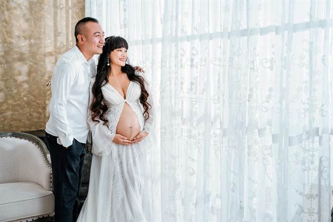 台東肚皮舞老師曾淑羚，圓了生子夢，開心拍下美美的大肚照。（美朵影像／曾淑羚提供／莊哲權台東傳真）