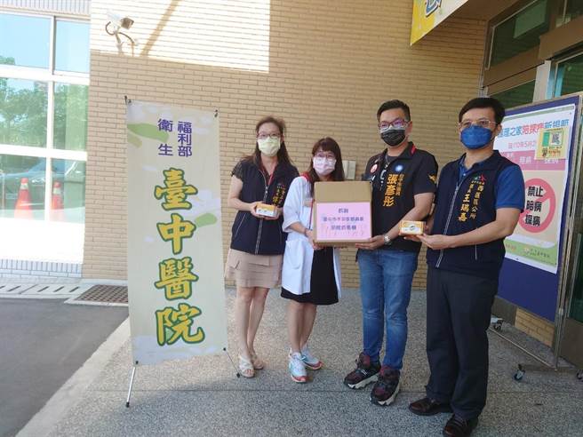 台中市議員張彥彤（右2），10日下午捐贈衛福部台中醫院血氧機40部。（張彥彤提供／張妍溱台中傳真）