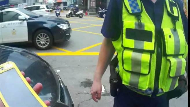 桃园警察分局武陵派出所员警，执行防疫稽查取缔勤务时，发现1小客车违停，驾驶抽菸没戴口罩，意外发现他是通缉犯。（翻摄照片／赖佑维桃园传真）