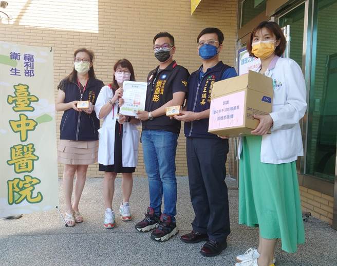 市議員張彥彤(中)捐血氧機給台中醫院，投入搶救新冠肺炎患者，用實際行動來挺醫護。(市議員張彥彤服務處提供)