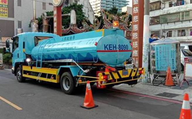 台水公司各臨時供水站儲水桶抽取殘水，運送至淨水場進行再淨化作業，珍惜水資源的循環利用。（台水公司提供）