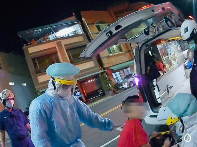 24岁张姓男子脱下口罩、大声咆哮，警消费了一番功夫，合力将他强制就医，并依法开罚。（翻摄照片／林瑞益高雄传真）