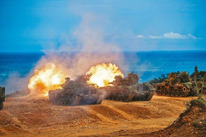 图为去年汉光36号演习CM11战车对海上目标射击。（军闻社）