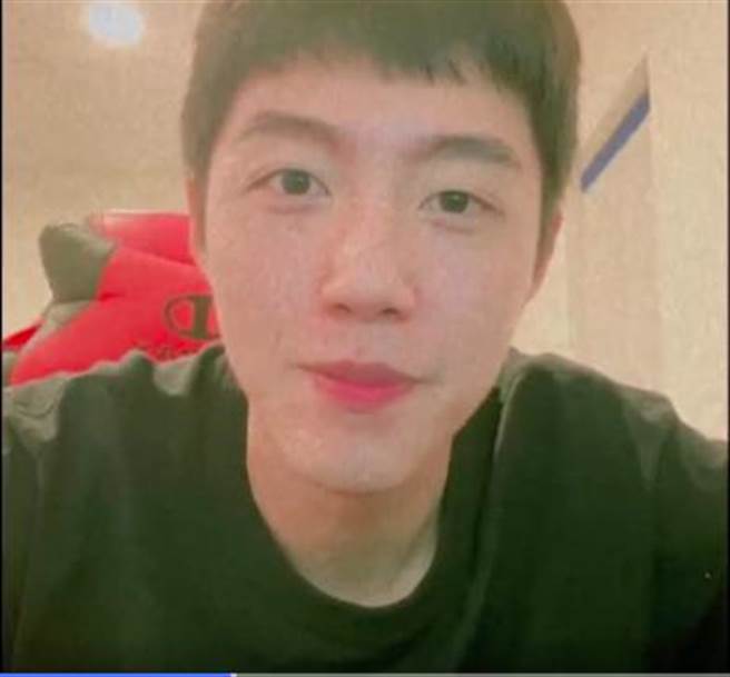 蔡凡熙日前直播和粉絲互動。（摘自IG）