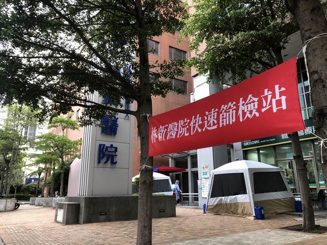 总太地产、富宇建设个别捐款百万元以及快筛试剂、血氧机等物资。（卢金足摄）