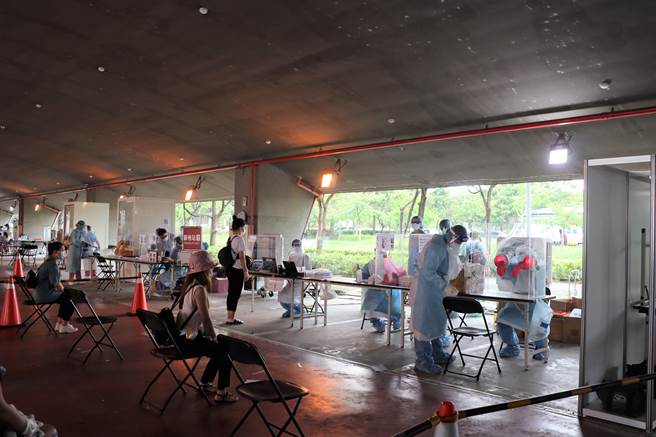 南科快筛次日，安排群创公司965移工快筛。（刘秀芬摄）