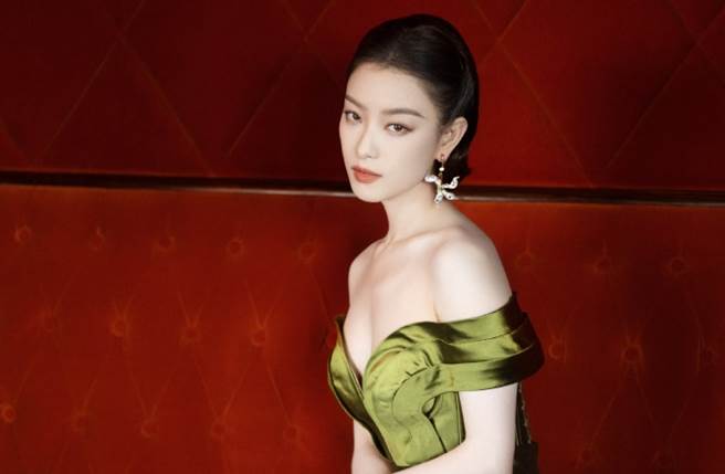倪妮今晚以一身復古绿花朵裙性感走红毯。(取自倪妮工作室微博)