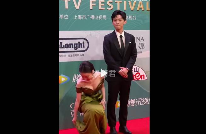 倪妮直接蹲下整理裙襬，超凶身材全都露。(取自微博)