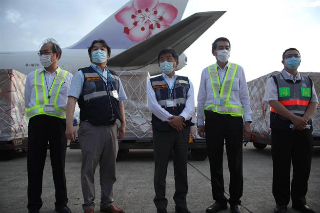 經指揮中心醫療應變組王必勝副組長與代理商三顧股份有限公司交涉，日本日立公司鑒於台灣疫情嚴峻，優先協調部分訂單給予我國採購，並由中華航空公司無償協助運輸工作，今日晚間首批10座已抵台，剩餘70座將分批於未來3周內陸續送達。（中央流行疫情指揮中心提供／林周義台北傳真）