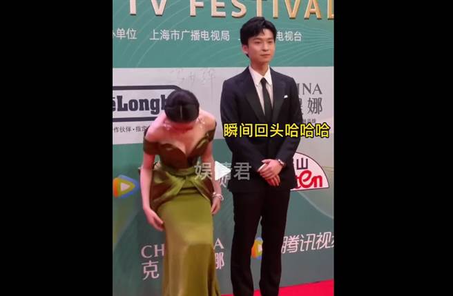 董子健一秒回头，不敢直视倪妮火辣身材。(取自微博)