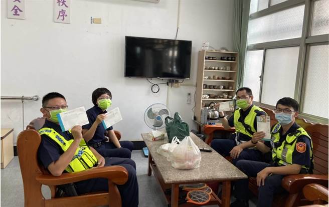 善化派出所员警获赠防疫保单。（读者提供／刘秀芬台南传真）