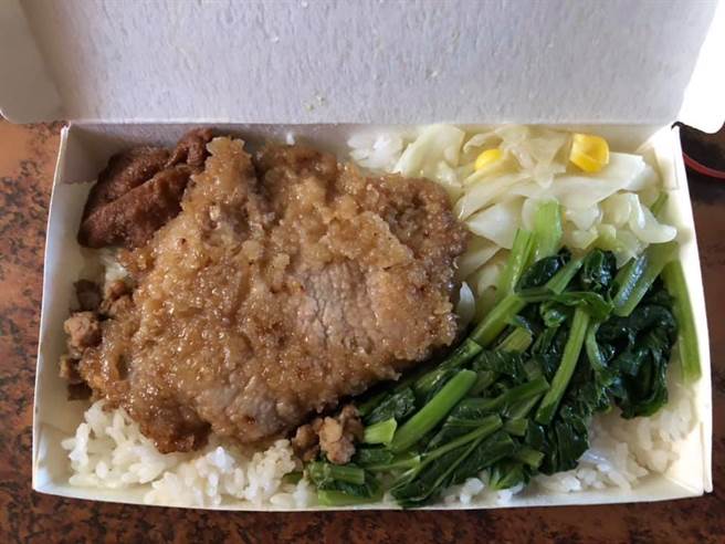 台南盐水有个卖便当的阿嬷，炸排骨便当只要35元，让网友讶异不已直呼这要怎么赚。(图／爆怨2公社)