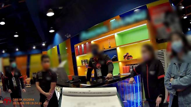 新营警方9日晚间查获新营1家健身俱乐部室内群聚，卫生局共开罚48万元。（民眾提供／曹婷婷台南传真）