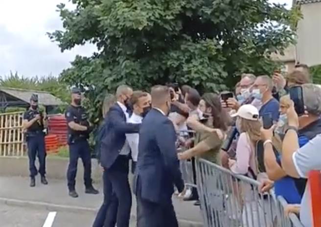 出手甩马克宏巴掌的塔雷尔，可能吃上最多3年的牢饭。图中穿着绿T恤的长髮男子便是塔雷尔。（图／美联社）