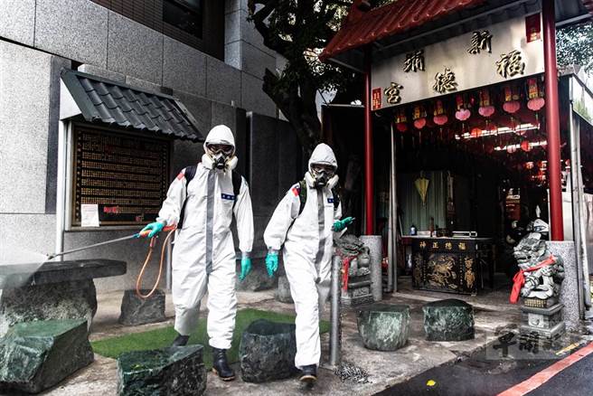 中央流行疫情指挥中心10日公布国内新增263例本土个案，其中以新北市112例最多。图为陆军第33化学兵群日前执行板桥疫情热区环境消毒。（资料照/军闻社提供）