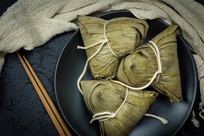 端午节快到，有网友收到上个月19日寄出的冷藏粽子，打开一看快崩溃。（示意图，达志影像/shutterstock）