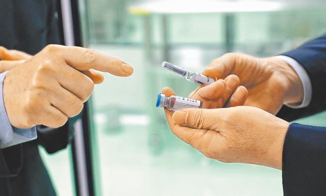 国产疫苗高端今天傍晚17点公布解盲结果，股票停止交易。图为高端疫苗示意图。（总统府提供）