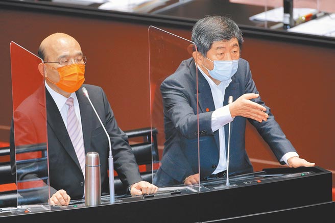卫福部长陈时中（右）昨日回答立委蒋万安质询时首度坦言，国产疫苗有可能不被国际认证。左为行政院长苏贞昌。（黄世麒摄）