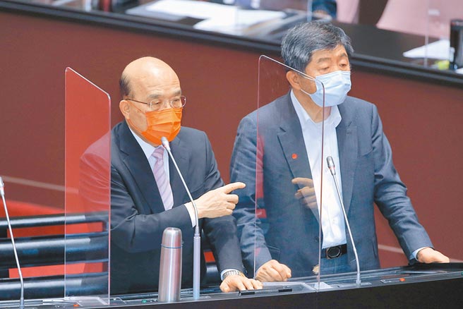 國民黨立委鄭正鈐質疑國產疫苗若無法取得國際認證，便無法得到疫苗護照，屆時連國門都踏不出去。圖為行政院長蘇貞昌（左）9日在立法院備詢時，稱讚衛福部長陳時中（右）擔任指揮官盡心盡力，強調行政院各團隊一直全力配合。（黃世麒攝）