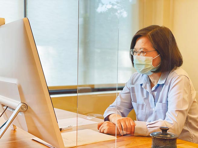 近期传出有「特权施打疫苗」，民进党主席蔡英文9日呼吁「依序施打，轮到你，再去打。」（民进党提供）