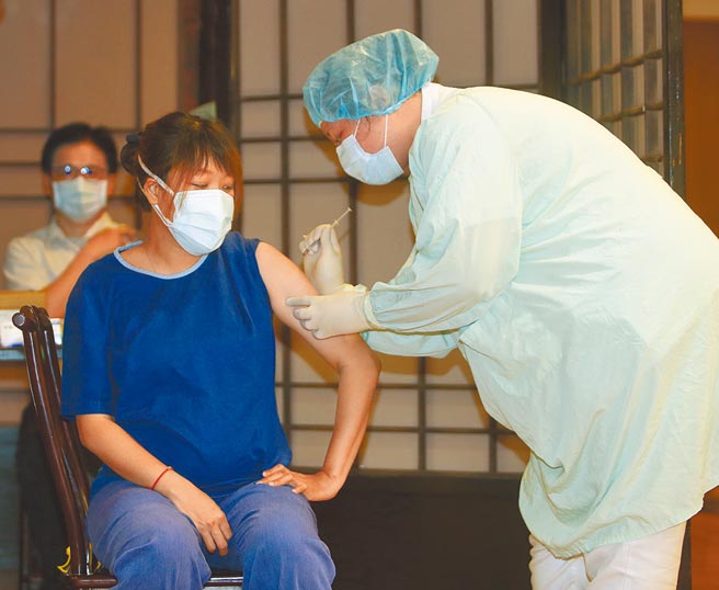 中央配发的莫德纳疫苗9日开始施打，新北市慈济医院怀孕8个月的急诊部副护理长陈芷薇（左）率先接种。（陈怡诚摄）