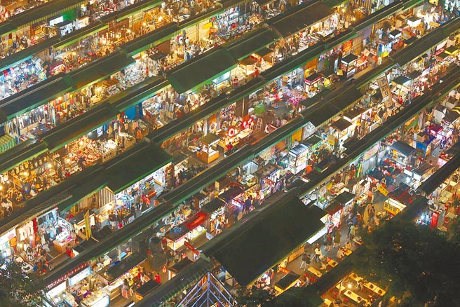 全國三級防疫警戒持續，高雄瑞豐夜市傳出7月恐將熄燈。（本報資料照片）