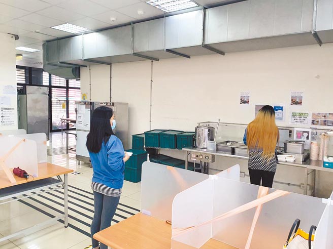 移工群聚染疫事件频传，新北市劳工局近日清查全市109家聘雇移工企业的防疫措施，多达60家次有违规状况。（新北市劳工局提供／许哲瑗新北传真）