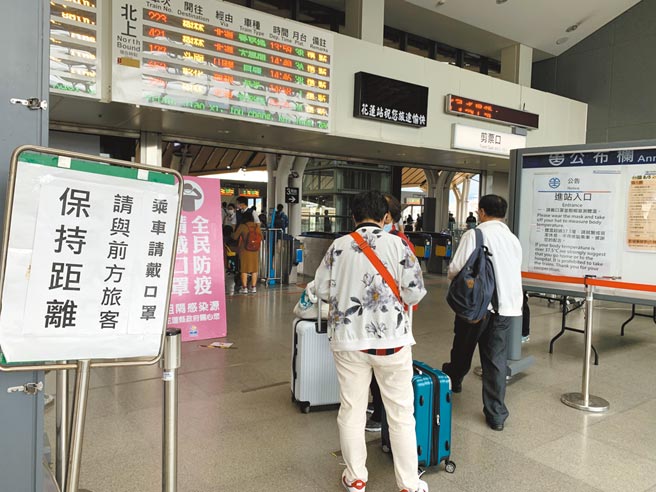 端午連假，縣府與車站商議後，決定關閉後站出入口，改由前站統一出站，到站乘客一律接受快篩。（王志偉攝）