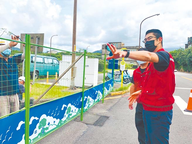 端午節防疫備戰，各大景點祭出嚴格管制，圖為金山區長廖武輝督導封閉水尾停車場，管制人流及車流。（金山區公所提供／王揚傑新北傳真）