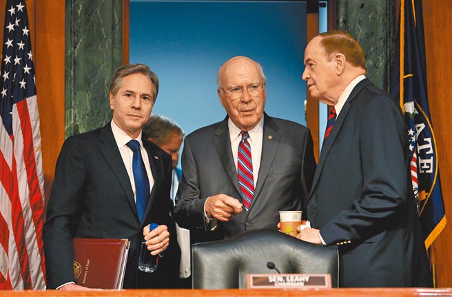 美国联邦参议院8日通过促进美国工业与科技竞争力，以抗衡中国的《美国创新及竞争法》，当地时间6月8日，美国务卿布林肯就2022财年国务院预算出席国会听证会。图为布林肯（左）与参议院拨款委员会主席帕特里克·莱希（中）。（中新社）