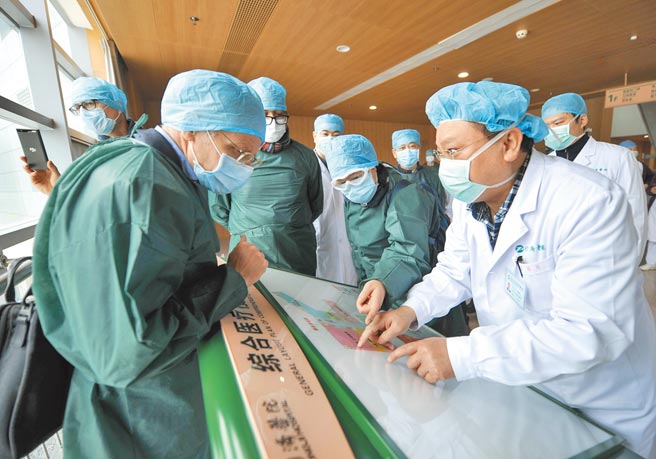 外电报导，美方拟与欧盟共同表态，支持重新调查新冠病毒的起源。中国则强调，中国—世界卫生组织新冠肺炎联合专家考察日前发布的报告，已强调新冠病毒不是来自实验室。图为世卫专家考察湖北的同济医院。（中新社）