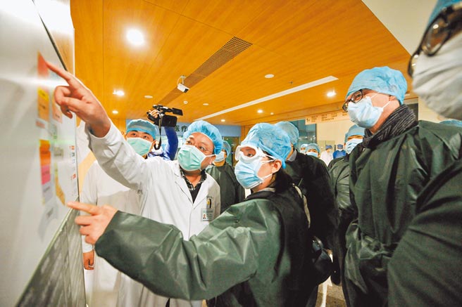 世卫组织（WHO）新冠病毒全球溯源研究（中国部分）报告8日出炉，表示向中国供应冷链产品的其他国家，已发现包装和产品上有病毒证据，这表明向中国提供冷链产品的其他国家存在早期病例群。图为世卫专家考察湖北的同济医院。（中新社）