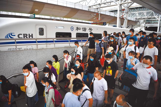 旅客抵達昆明火車站。（中新社）