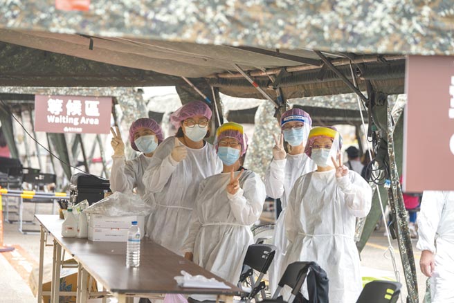 竹科專案篩檢站9日結束階段性任務，醫護人員也露出暫時能鬆一口氣的笑容。（新竹市府提供／邱立雅竹市傳真）