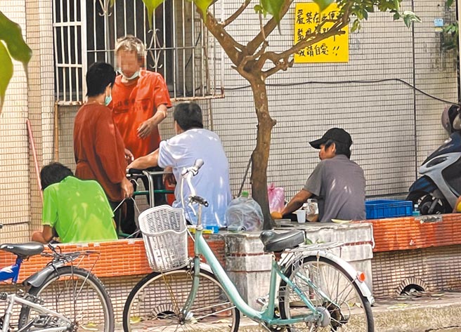 台中市四处可见游民趴趴走，万一染疫恐成传染源？市议员李中建议中央应让游民优先施打疫苗，避免防疫出现「破口」。（陈世宗摄）