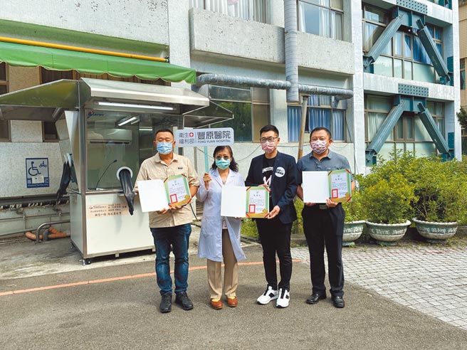國民黨主席也是立委江啟臣，號召大台中不動產開發商業同業公會，捐贈工研院開發的「正壓檢疫亭」給衛福部豐原醫院。（豐原醫院提供／王文吉台中傳真）